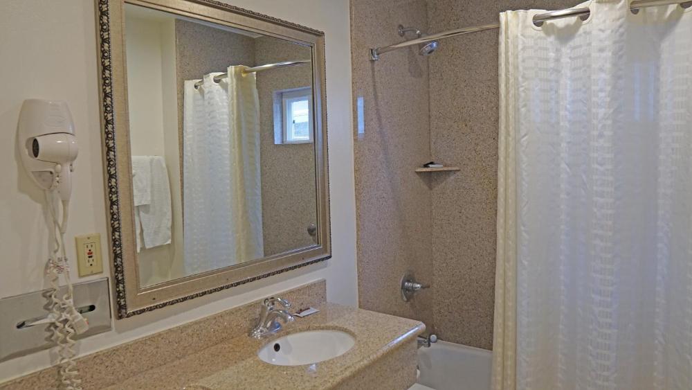 Deluxe King Room - Non-Smoking interior